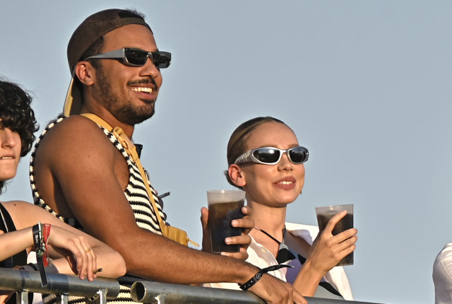 Ester Expósito y el actor Sergio Momo disfrutan de la música en el último día del festival 'Mad Cool'