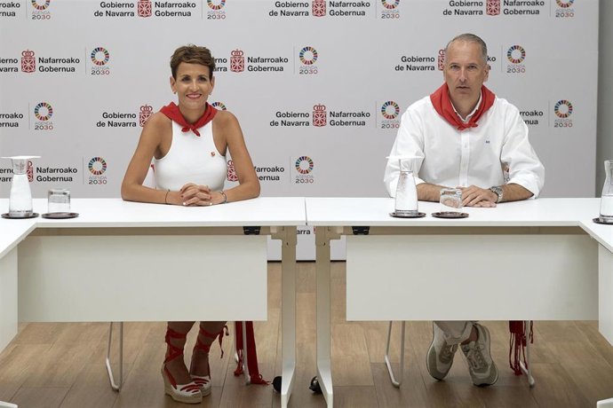 María Chivite, presidenta del Gobierno de Navarra, y el presidente de Volkswagen Navarra, Markus Haupt.
