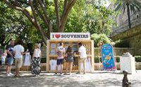 El Govern reformula souvenirs tradicionales para explicar a residentes y turistas las mejoras de la nueva ley turística
