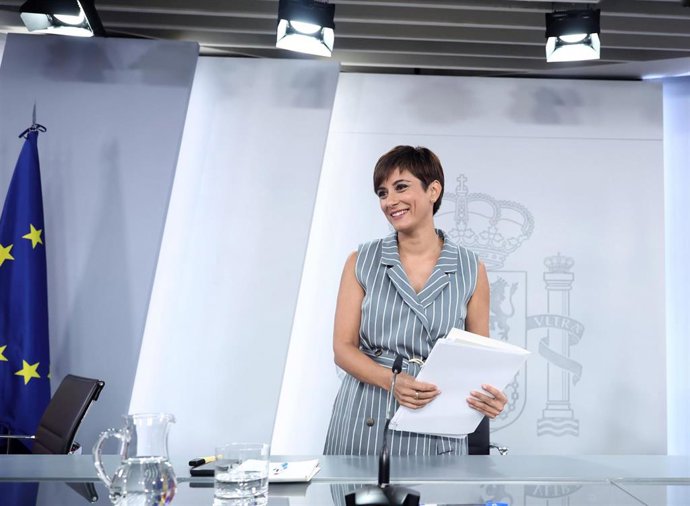 La ministra Portavoz, Isabel Rodríguez, a su salida de una rueda de prensa, posterior al Consejo de Ministros, en el Complejo de la Moncloa, a 5 de julio de 2022, en Madrid (España). Durante el Consejo de Ministros, el Gobierno ha aprobado la estabiliza