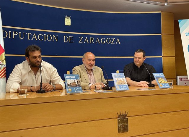 De izquierda a derecha, el concejal de Turismo del municipio, Jorge Lázaro; el  alcalde de Calatayud, José Manuel Aranda; y el párroco de la basílica del Santo Sepulcro, Javier Sanz.