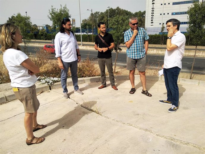 El portavoz municipal, Daniel González Rojas, con los afectados por las obras de la avenida La Raza