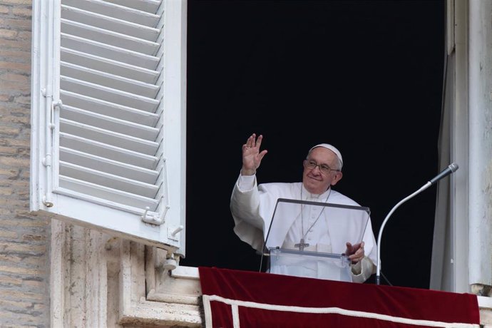 El Papa Francisco saluda desde la ventana a las personas congregadas en la Plaza de San Pedro.