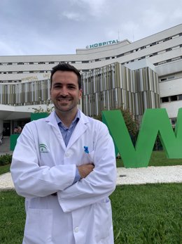 El especialista en Oncología del Macarena, Jonathan Saavedra Bejarano.