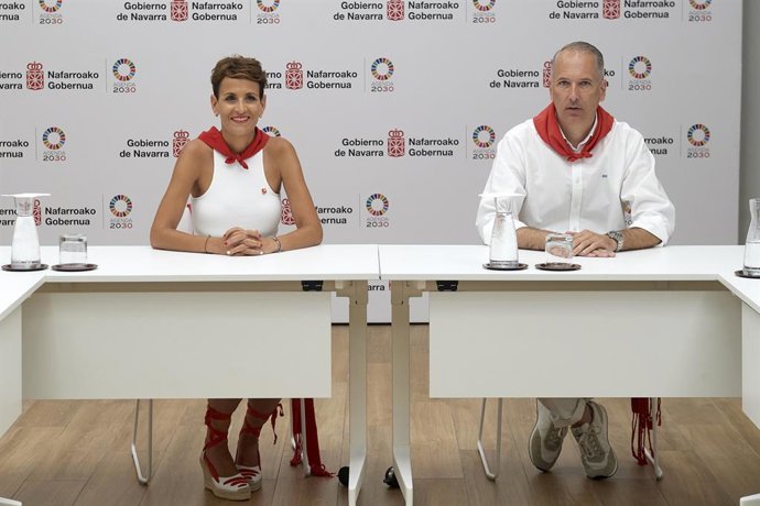 María Chivite, presidenta del Gobierno de Navarra, y el presidente de Volkswagen Navarra, Markus Haupt.