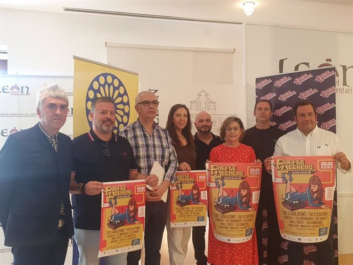 La concejal de Acción y Promoción Cultural, Evelia Fernández, --de rojo-- participa en la presentación del Purple Weekend Estrella Galicia.