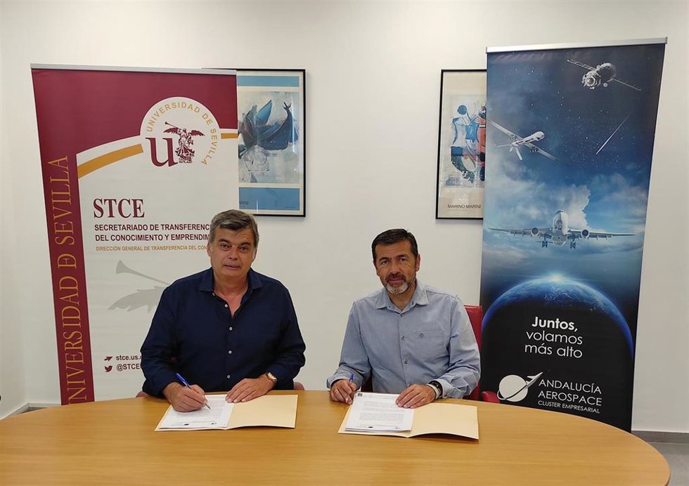 El vicerrector de Transferencia del Conocimiento de la Universidad de Sevilla, Manuel Felipe Rosa Iglesias, y el director general de Andalucía Aerospace, Juan Román Gallego, firman un acuerdo de adhesión al clúster Andalucía Aerospace como socio académi