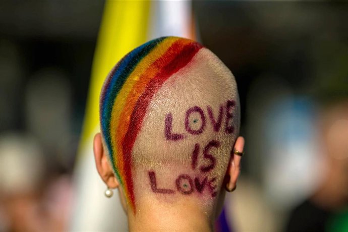 Un participante en el último desfile del Orgullo en Madrid (archivo).