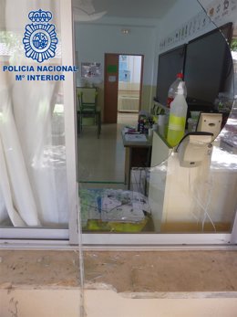 Cristal de acceso a un aula roto tras el acceso a la fuerza a un centro educativo en Palma del varón detenido 