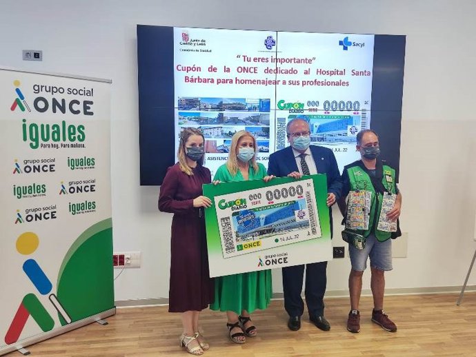 De izda a dcha Leire Cayero, Yolanda de Gregorio, Enrique Delgado y un vendedor de la ONCE en la presentación del cupón del Hospital de Soria.