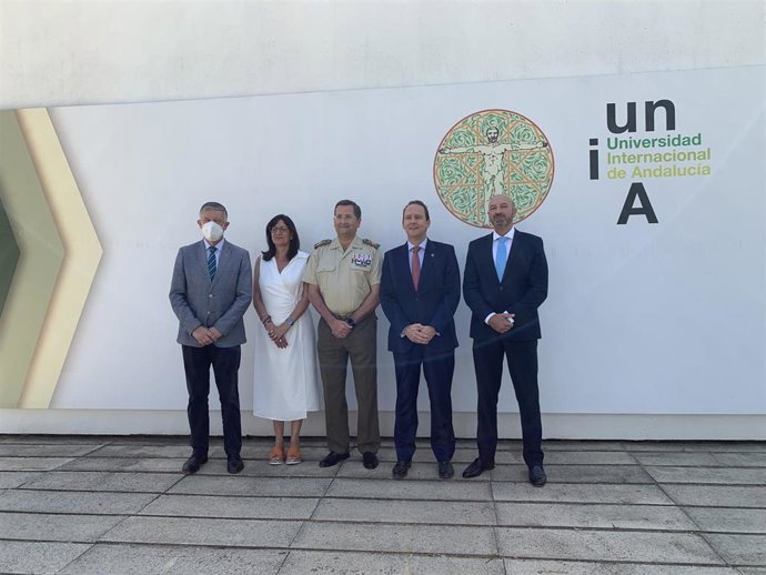 Inauguración de los Cursos de Verano de 2022 de la UNIA. En la imagen de izquierda a derecha, el alcalde de Palos de la Frontera (Huelva), la rectora de la UHU, el Jefe de Estado Mayor del Ejército, el rector de la UNIA y el director de Universidades.