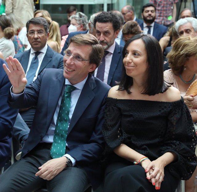 El alcalde de Madrid, José Luis Martínez-Almeida, y la delegada de Gobierno en la Comunidad de Madrid, Mercedes González, durante la entrega de premios del XXV Aniversario de la Fundación Miguel Ángel Blanco, a 11 de julio de 2022, en Madrid (España). 