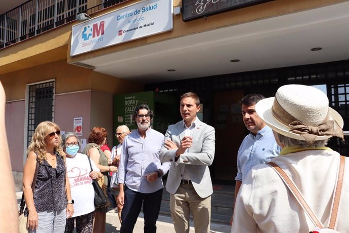 El secretario general del PSOE-M. Juan Lobato, visita un centro de salud de Aranjuez.