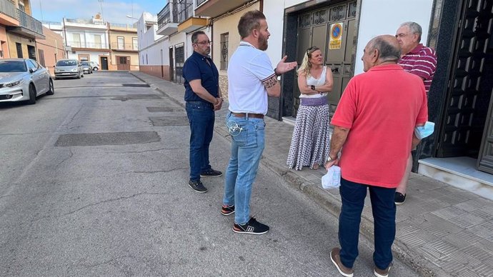 Reunión de Trashorras con vecinos de la calle Zamora, en Dos Hermanas.