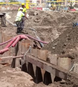 Operarios trabajan en el lugar donde se rompió una tubería que provocó vertidos de fecales al mar. La playa de Sacaba ya ha reabierto después de solucionarse la avería y tras los análisis favorables del agua para el baño.