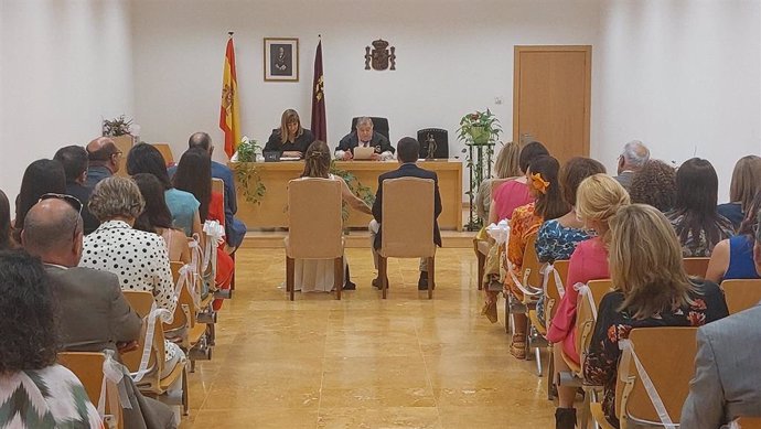 El magistrado, Andrés Pacheco, y la letrada de la Administración de Justicia, Encarna Sánchez, durante la celebración de un boda civil el pasado mes de mayo en las instalaciones del Registro Civil de Murcia, en la Ciudad de la Justicia.