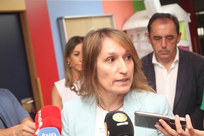 Rocío Lucas durante su visita a un centro soriano.