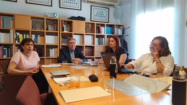 La presidenta de la comisión de turno de oficio del Cicac, Eulàlia Barros; el presidente del Cicac, Joan Ramon Puig; la vicepresidenta de la comisión, Estela Martín; y la gerente, Maria Ángeles Montoya.