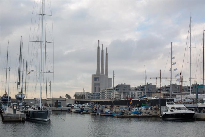 Archivo - El puerto deportivo de Badalona con las tres Chimeneas de Sant Adri de Bess en el fondo, en la zona donde se construirá el viaducto del canal del Gorg, en Marina Badalona, a 24 de enero de 2022, en Badalona, Barcelona, Cataluña, (España). Se