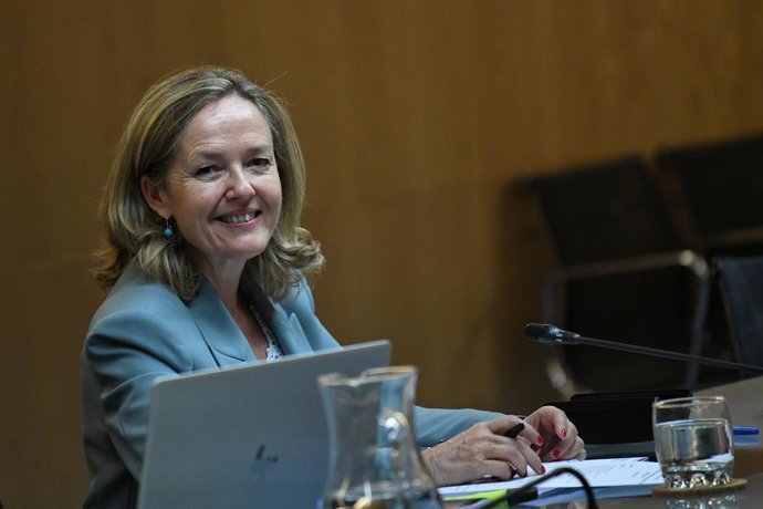 La vicepresidenta primera y ministra de Asuntos Económicos y Transformación Digital, Nadia Calviño, mantiene una reunión con agentes sociales, en la sede del Ministerio, a 6 de julio de 2022, en Madrid (España). El Gobierno tiene como objetivo abordar e
