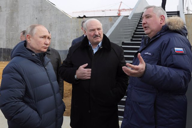Archivo - El presidente ruso, Vladimir Putin, y el bielorruso, Alexander Lukashenko, junto al director general de la agencia espacial rusa Roscosmos, Dimitri Rogozin.