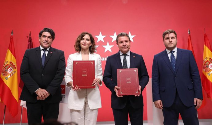 (I-D) El consejero de Transporte de la Comunidad de Madrid, David Pérez; la presidenta de la Comunidad de Madrid, Isabel Díaz Ayuso; el presidente de la Junta de Comunidades de Castilla-La Mancha, Emiliano García-Page y el consejero de Fomento de la Jun