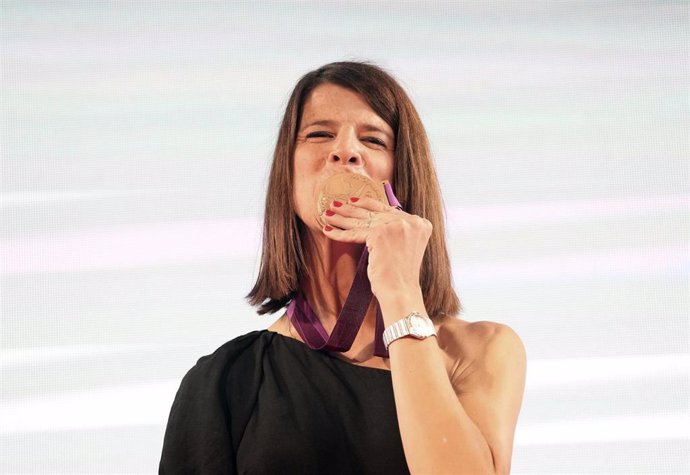 La atleta Ruth Beitia recibe la medalla de bronce de los Juegos Olímpicos de Londres 2012 diez años después.