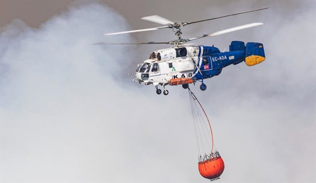 Un helicóptero del Infoca, en plena actuación en un incendio.