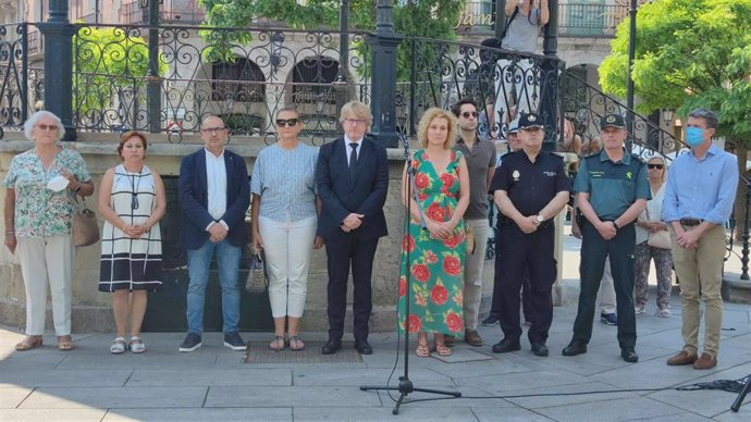 E alcalde accidental, Jesús García Zamora; la subdelegada del Gobierno, Lirio Martín; el Comisario jefe de Policía Nacional. El Jefe de la Comandancia de la Guardia Civil en Segovia y otras autoridades.