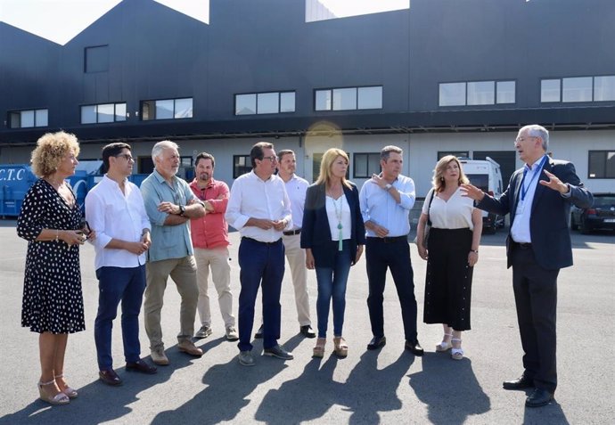 El presidente del PP de Huelva, Manuel Andrés González, acompañado de otros representantes de la formación y de la presidenta del Puerto de Huelva, Pilar Miranda, durante una visita a la Ciudad del Marisco.