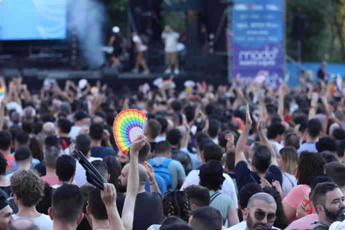 Decenas de personas asisten a la gala musical de clausura del Orgullo LGTBI 2022.