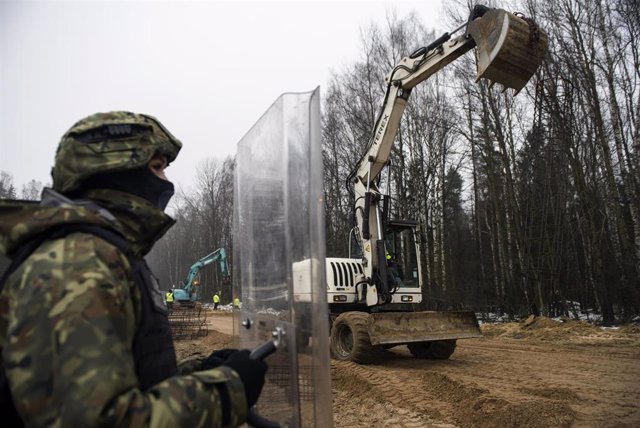 Archivo - Militares en la frontera polaco-bielorrusa durante construcciones en la valla fronteriza