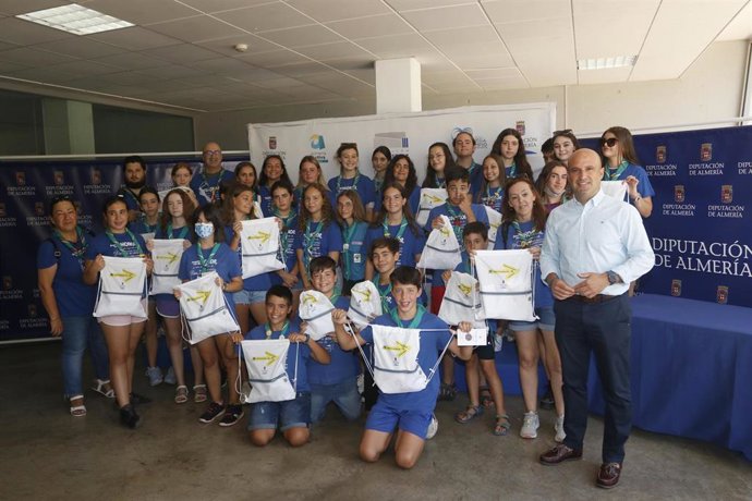 Diputación entrega al Grupo Scout Valhalla una mochila con gorras, camisetas y bidones para el Camino de Santiago