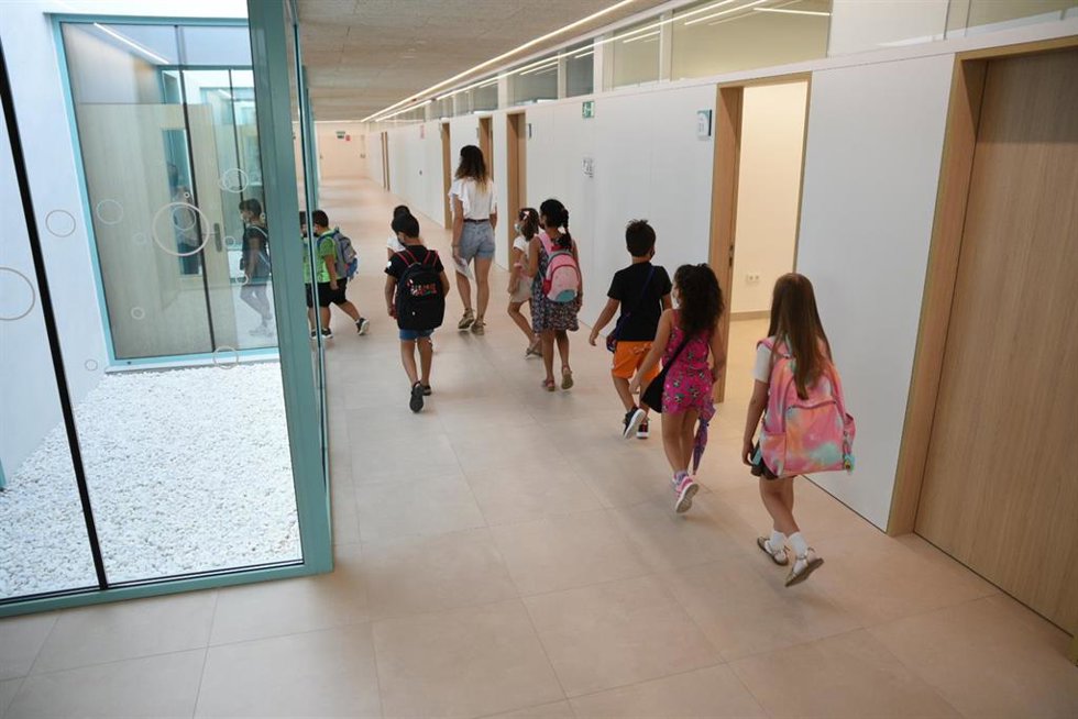 Archivo - Una profesora acompaña a alumnos de Educación Primaria a un aula del colegio Les Arts, de reciente construcción, durante el primer día del curso escolar 2021-2022 en la Comunidad Valenciana, a 8 de septiembre de 2021, en Valencia, Comunidad Va