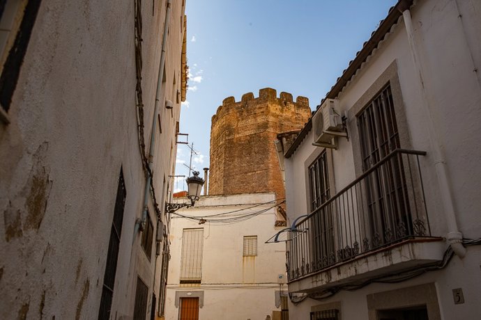 Archivo - Torre Redonda de Cáceres donde se colocará un ascensor para poder acceder a la muralla
