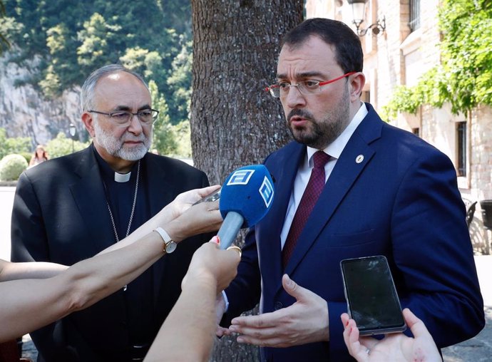 El arzobispo de Oviedo, Jesús Sanz Montes, y el presidente del Principado de Asturias, Adrián Barbón