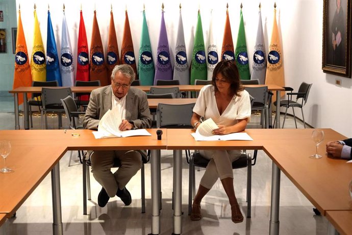 El rector de la Universidad de Málaga, José Ángel Narváez, y la alcaldesa de Ronda, María Paz Fernández, en la firma del convenio para comenzar los estudios para impartir el Grado de Fisioterapia en Ronda.