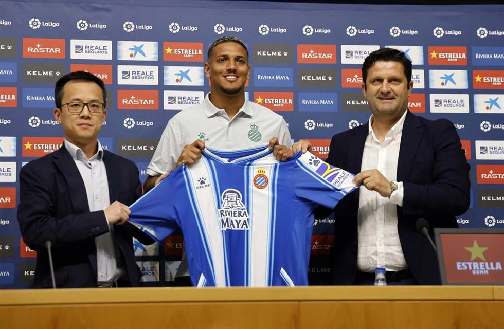 El nuevo jugador del RCD Espanyol Vinicius Souza, presentado en el RCDE Stadium