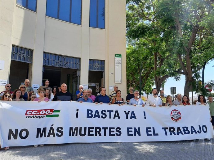 Concentración de CCOO y UGT por un nuevo accidente laboral mortal en Málaga.