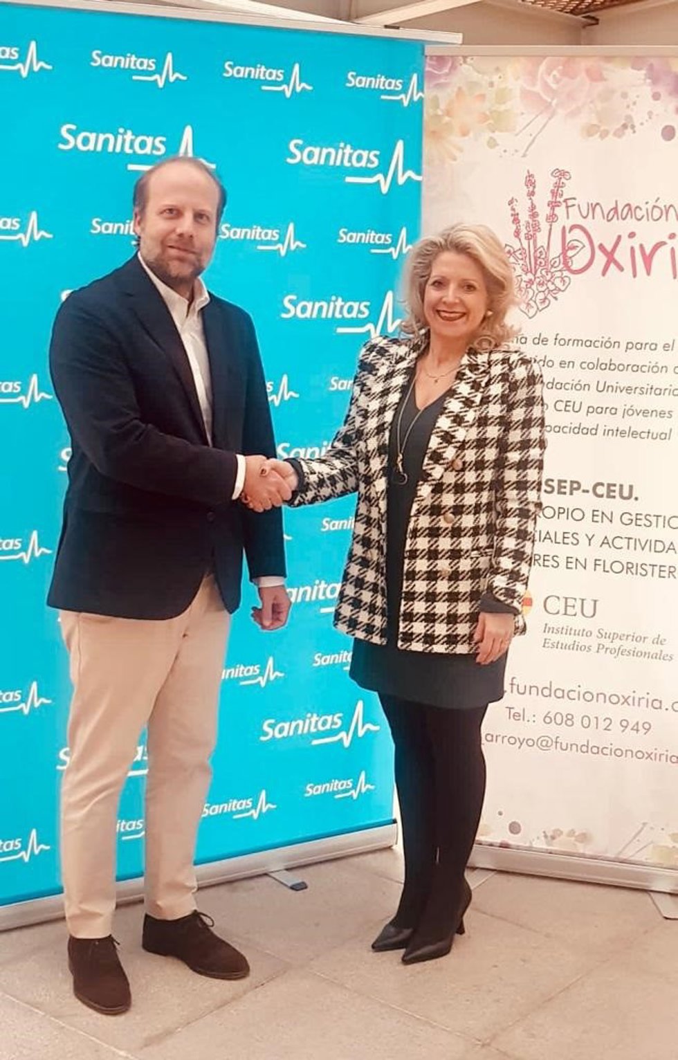 El director regional de Sanitas Mayores, Guzmán Bordallo, y la fundadora de la Fundación Oxiria, Ana Arroyo.