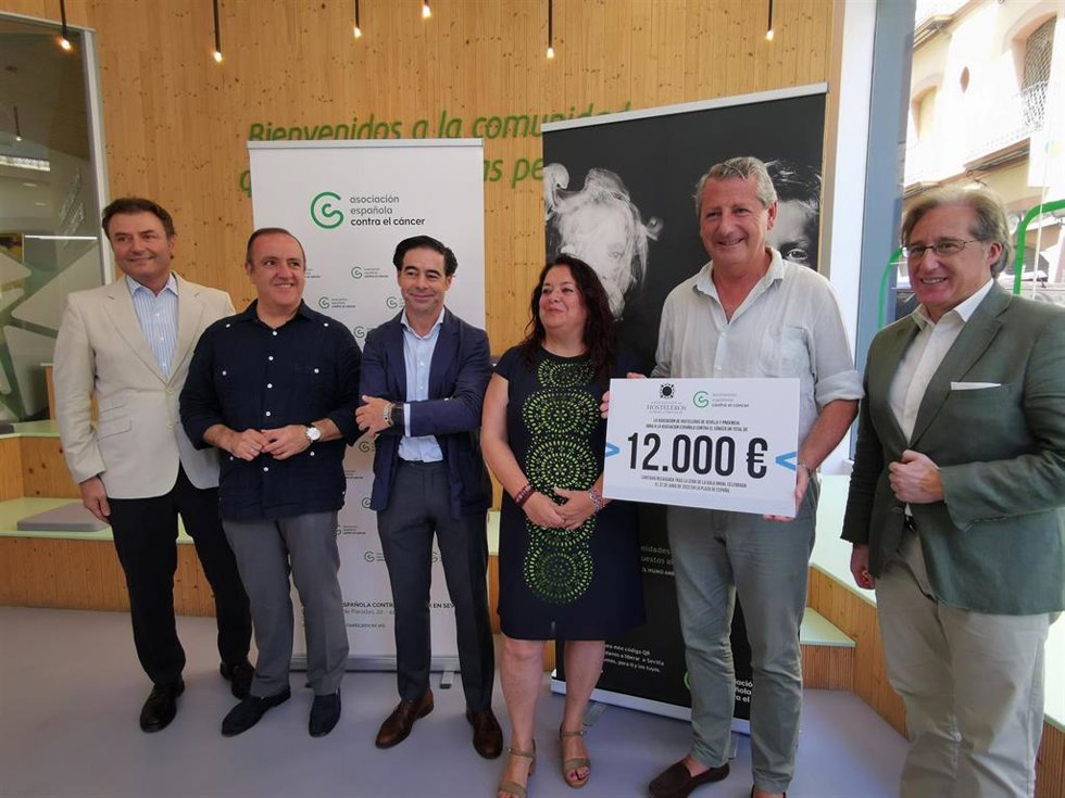 [Sevilla] Nota De Prensa Y Foto Entrega Recaudación Cena Hosteleros