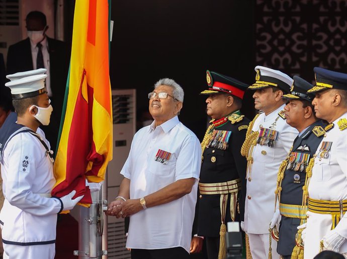 Archivo - 04 February 2022, Sri Lanka, Colombo: Sri Lanka's President Gotabaya Rajapaksa (2nd L) raises a national flag during the 74th Independence Day celebrations. Photo: Pradeep Dambarage/ZUMA Press Wire/dpa