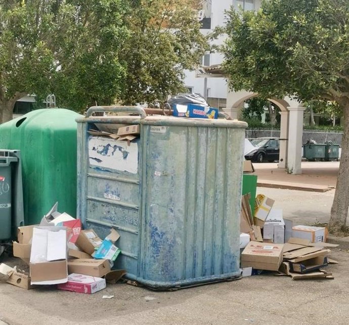 Contenedores repletos de basura en Alcúdia