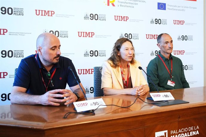 Fernando Herranz Rabanal, investigador del Instituto de Química Médica; Ana Victoria Villar Ramos, del Instituto de Biomedicina y Biotec; y Luis Manuel Liz-Marzán, investigador del Centro de Investigación Cooperativa en Biomateriales CIC biomaGUNE