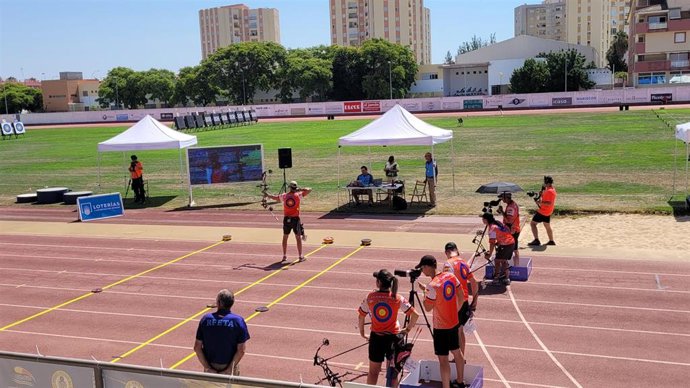 Un total de 179 arqueros participan en Isla Cristina (Huelva) en el Campeonato de España de Clubes de Tiro con Arco.
