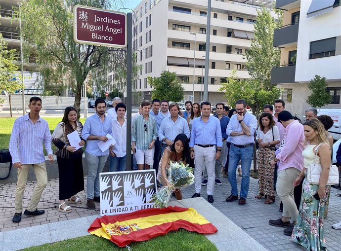 Cintia Bustos deposita un ramo de flores en el homenaje a Miguel Ángel Blanco en Córdoba.