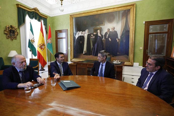 El presidente de la Fundación Bancaria Unicaja visita el Ayuntamiento de Granada.
