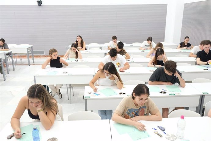 Imagen de archivo de alumnos haciendo la PEvAU en la Universidad de Sevilla en la convocatoria de junio. 