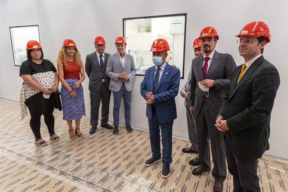 El presidente de Cantabria, Miguel Ángel Revilla; el vicepresidente regional, Pablo Zuloaga, y el secretario general de Industria y PYME del Gobierno de España, Raúl Blanco, entre otros, visitan la empresa Derrivados del Flúor