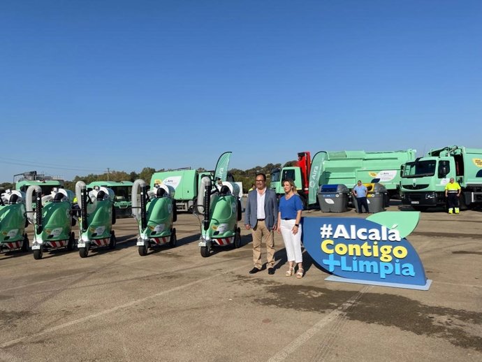 La alcaldesa de Alcalá de Guadaíra, Ana Isabel Jiménez, ha inspeccionado el equipamiento, entre los que se encuentran 16 vehículos nuevos, 12  sopladoras-aspiradoras y 364 contenedores.